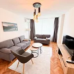 Modern Grbavica - Quiet Area & Free Parking Apartment