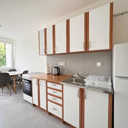 アパート Modern Grbavica - Quiet Area & Free Parking サラエヴォ