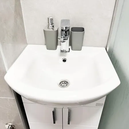 Modern Grbavica - Quiet Area & Free Parking Daire *